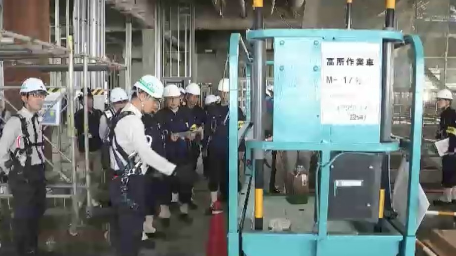 福岡労働局長 空港国内線の複合施設建設現場をパトロール 「全国安全週間」で労災事故防止へ