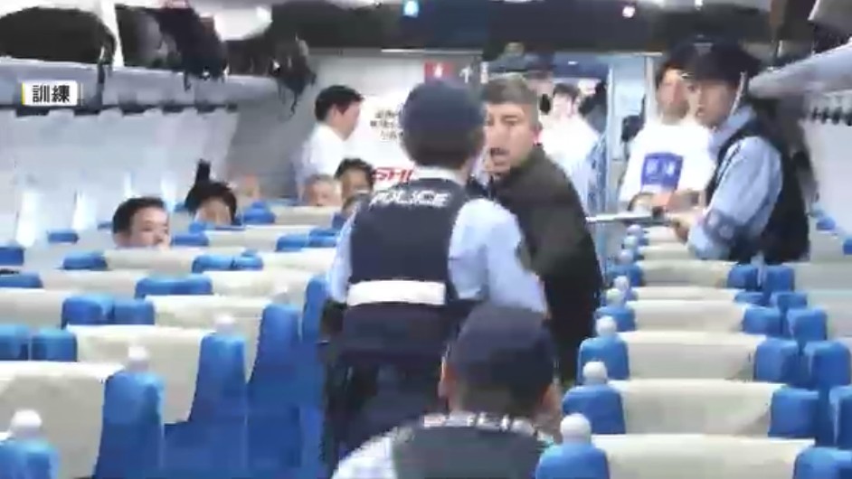 “走行中の新幹線内に刃物男”を想定　JR西日本と福岡県警が合同で対応訓練　客の避難から不審者の制圧までを確認