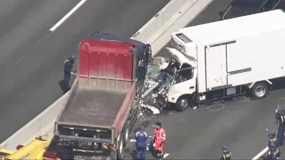 逆走のダンプカーがトラックと正面衝突 トラック運転手が死亡 乗用車1
