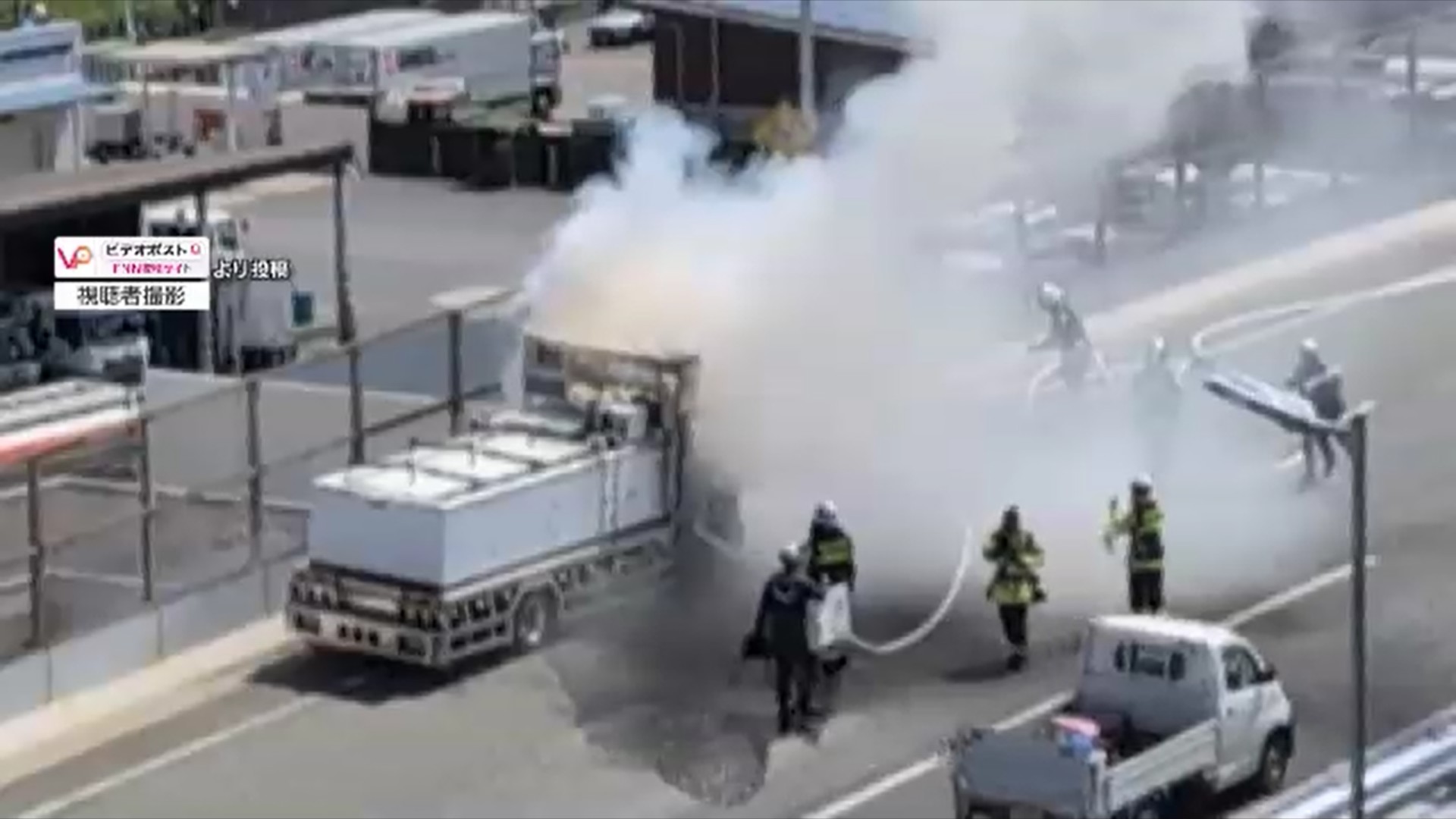 福岡都市高速で大型トラックから出火 環状線外回り「百道」~「天神北」を一時通行止め(22日午前12時30分現在)