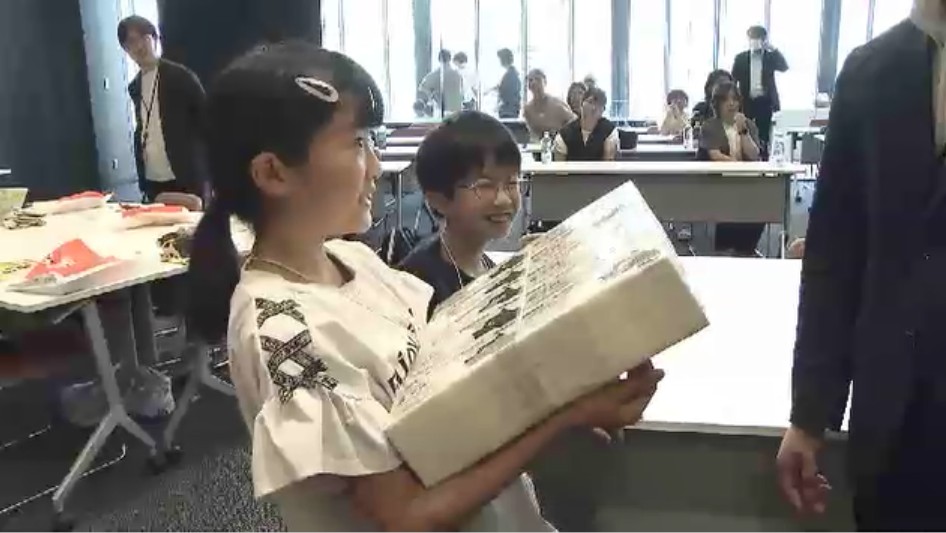 ずっしり「1億円の重み」実感 夏休みの小学生が銀行の仕事体験 紙幣の「縦よみ」「横よみ」にもチャレンジ 福岡・北九州市