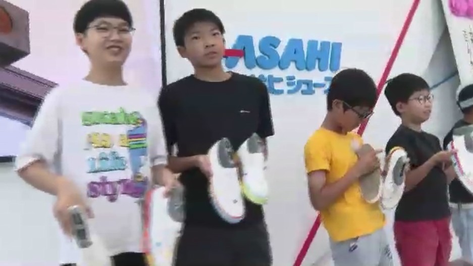 “世界で1足だけ”のスニーカーづくりに小学生が挑戦 この道50年の靴職人「発想が違う」と驚き 久留米市の老舗メーカー 福岡