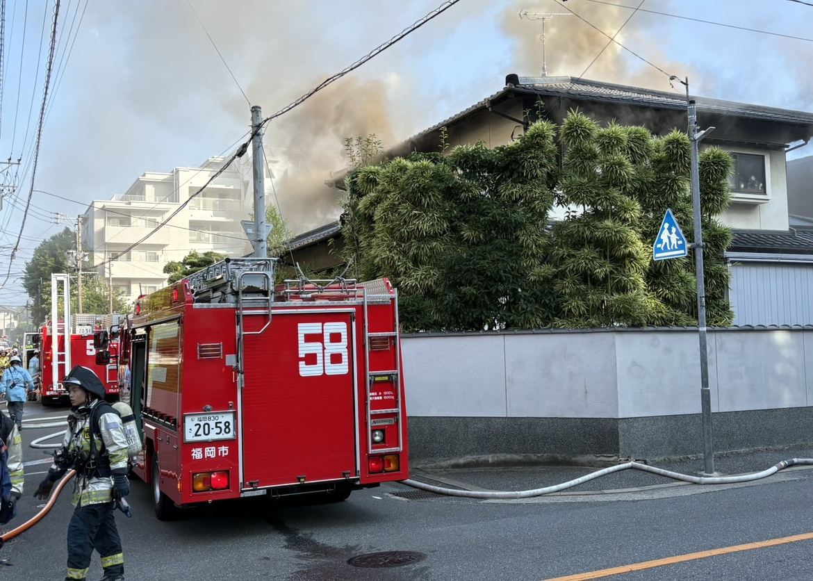 【速報】黒煙上がる 福岡市南区の住宅で火事 消防が出動