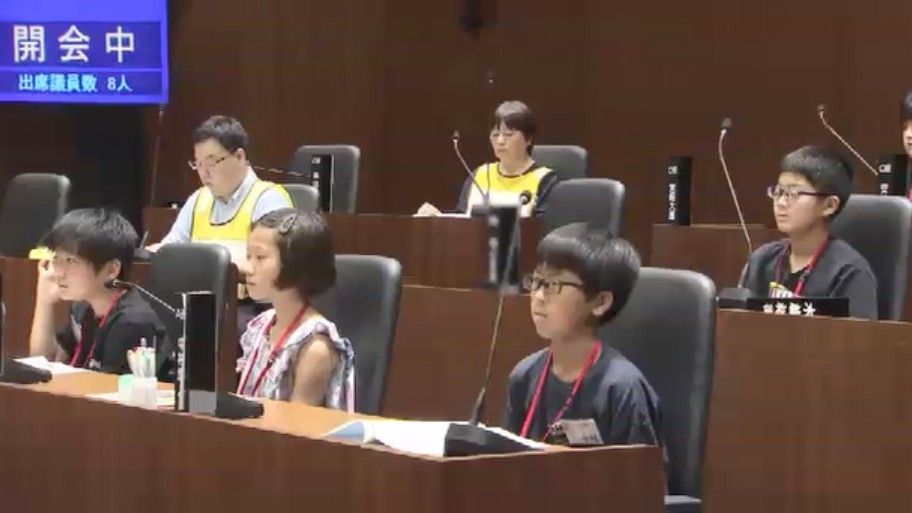 夏休み中の小学生が『子ども議会』 “運動会廃止案”めぐり熱い議論 本物の議場を使用 「自分も責任を感じてやりたい」 福岡・宗像市