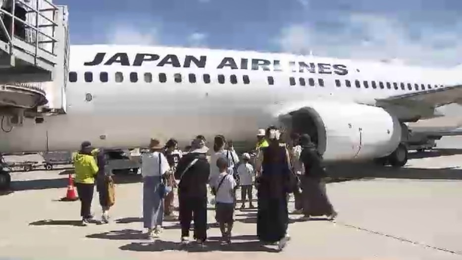 夏休み中の子供たちが「空のお仕事体験」　北九州空港で“整備士”や“マーシャラー”に　実際の機体を間近で見学も　福岡