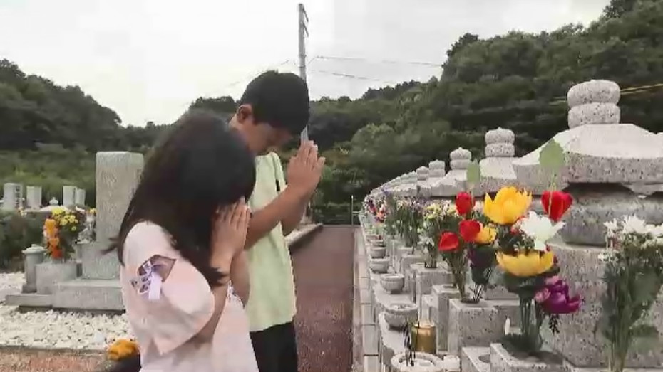 盆の入り　霊園では朝から多くの人が墓参り　「頑張っているよ」と報告　福岡