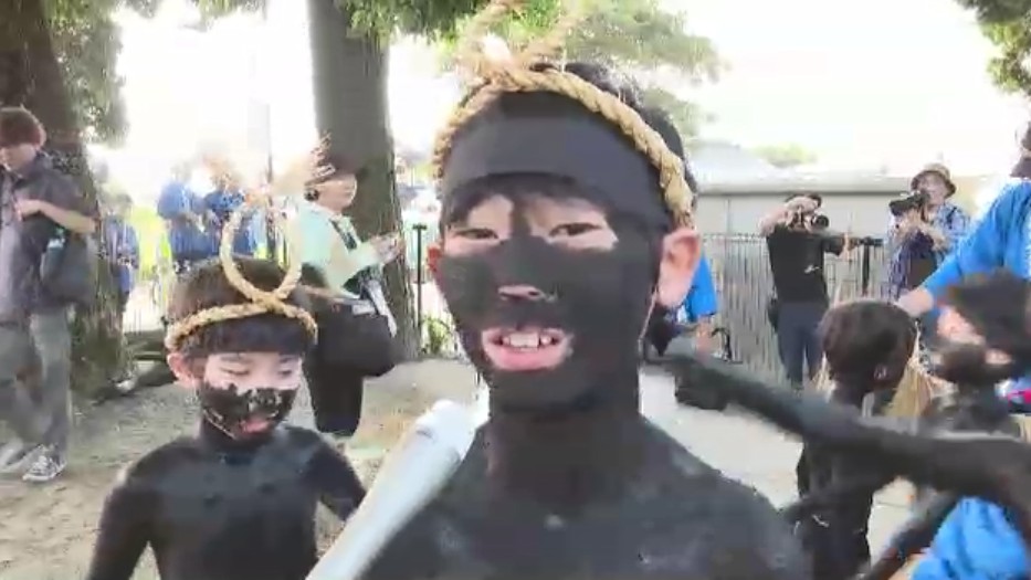 子どもたちが全身にススを塗り“黒鬼”に　お盆の伝統行事「盆綱曳き」　県の無形民俗文化財　福岡・筑後市