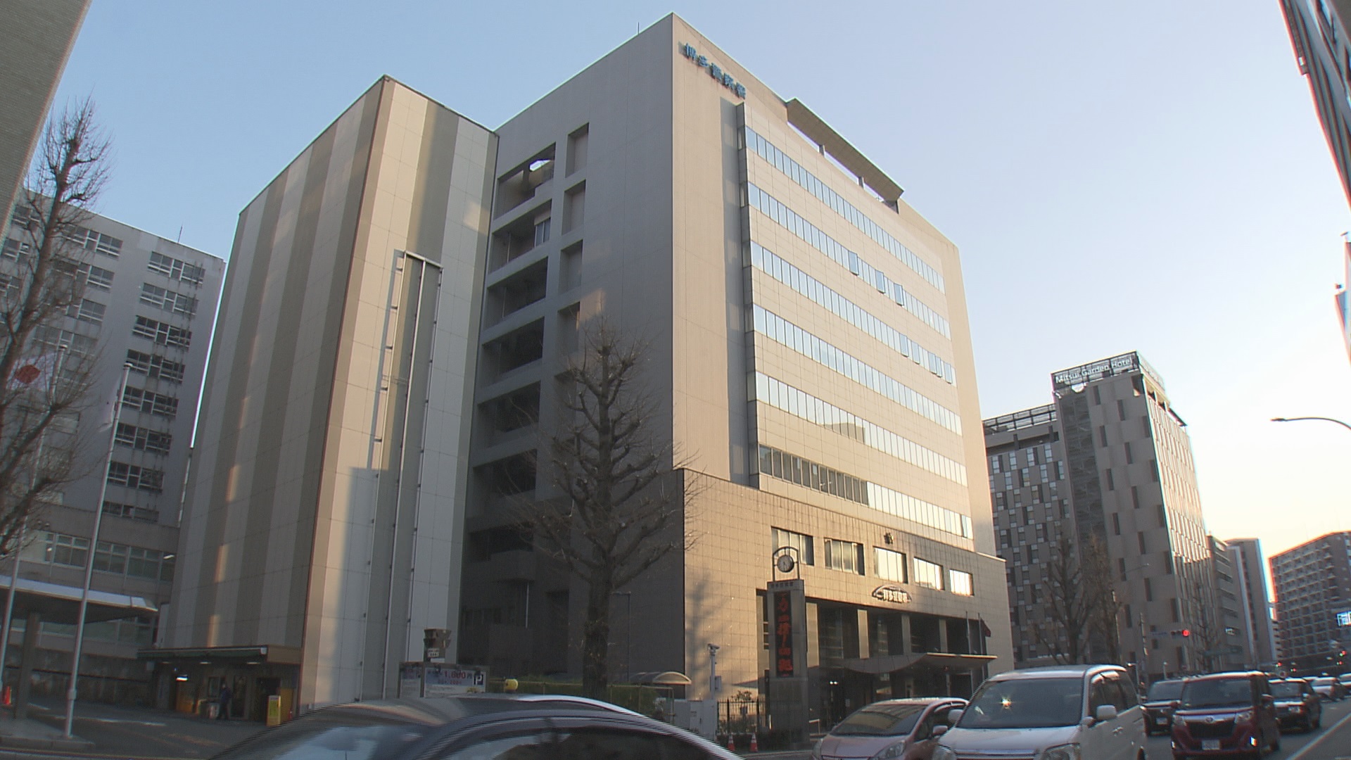 ゴキブリ駆除のガスバーナーが引火し“ガス爆発”か 住宅街でマンホールのフタが複数吹き飛ぶ 一部住宅が破損 福岡市