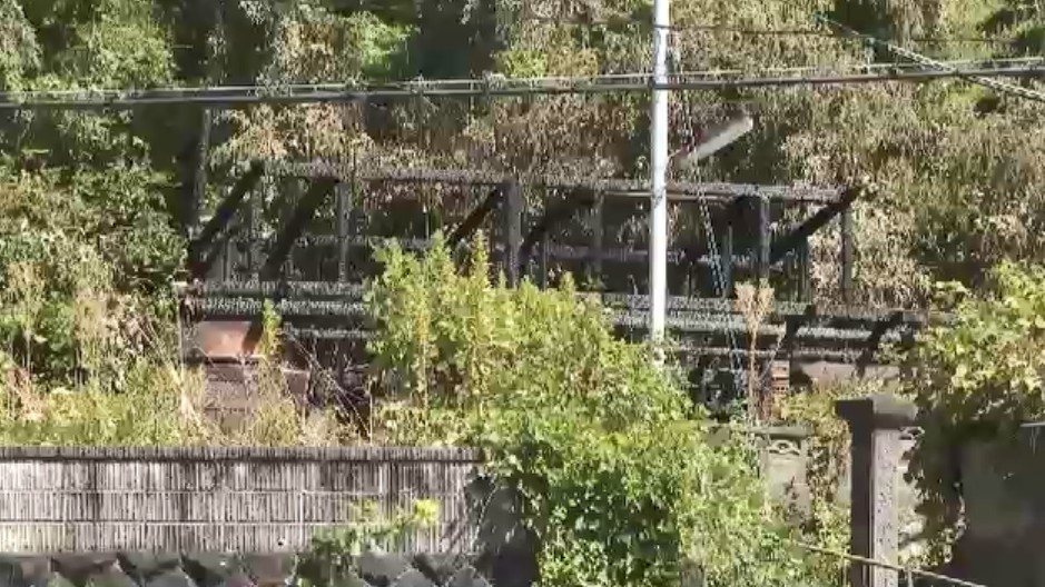 「玄関付近から出火」と通報 未明に住宅2棟を全焼する火事 50代男性が背中などにやけど 福岡・大牟田市