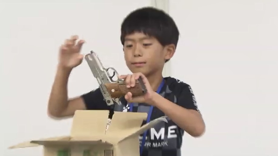荷物の中から隠された違法品を発見 子供たちが税関の仕事を体験 麻薬探知犬の活躍ぶりも間近で 福岡・北九州市