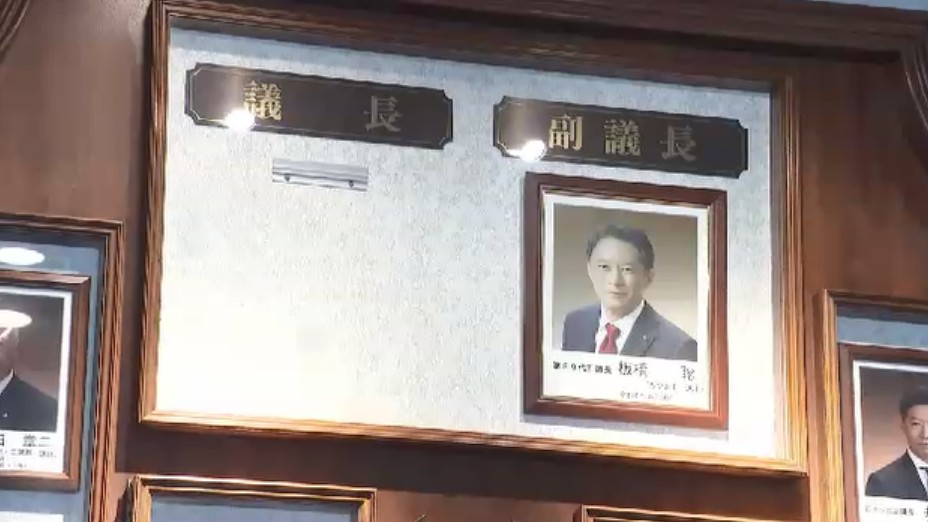 蔵内議長辞職から一夜…顔写真パネル取り外される　「心身共に張り詰めた状態で過ごしてきた」自民党県議団にメッセージ　新議長選びへ臨時総会　福岡