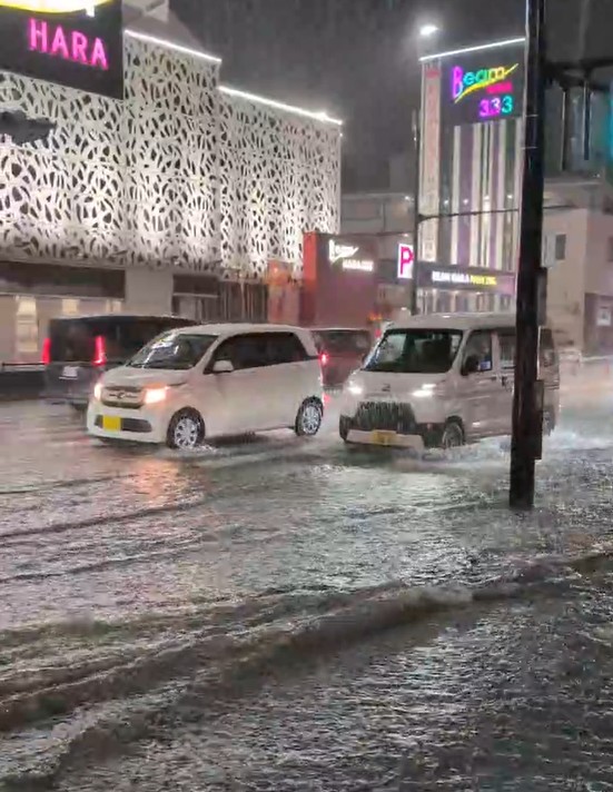 福岡市内で“ゲリラ雷雨”　道路の冠水も　1時間に60ミリ超える非常に激しい雨　東区・南区・城南区で約780戸が停電