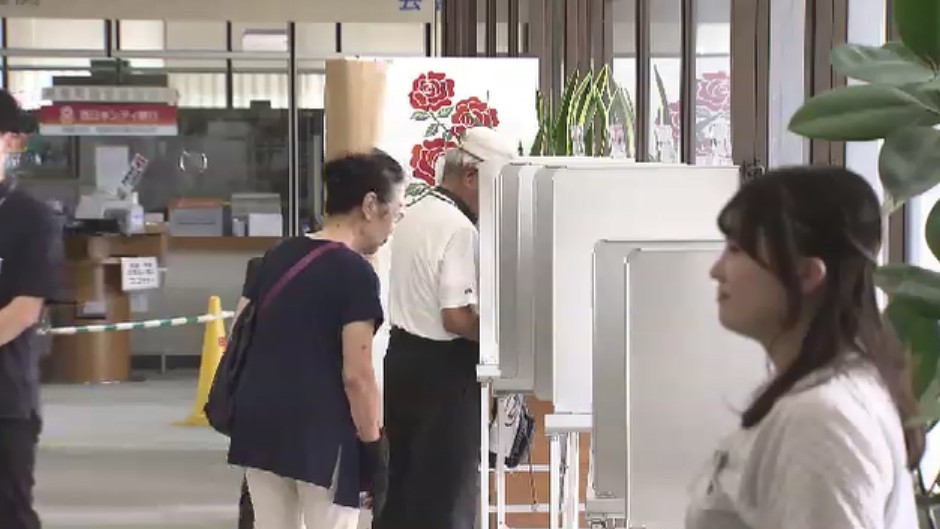 パソコンにUSBを差し込み…開票作業はわずか25分　粕屋町長選で県内初の電子投票　投票もタッチペンで押すだけ　福岡