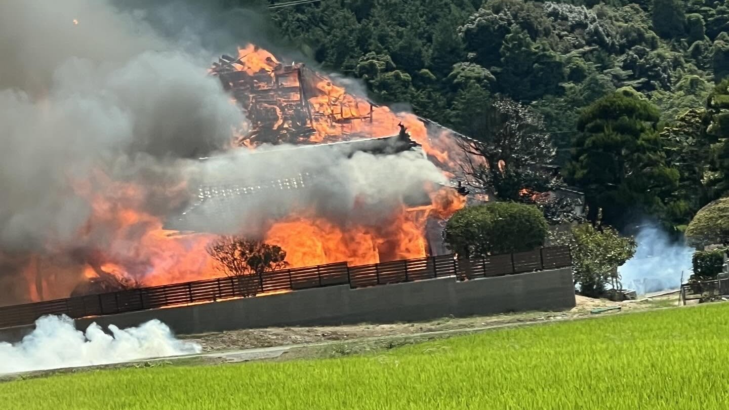 【速報】寺院で火事 激しい炎と煙が上がる 消火活動が続く 山口・山陽小野田市