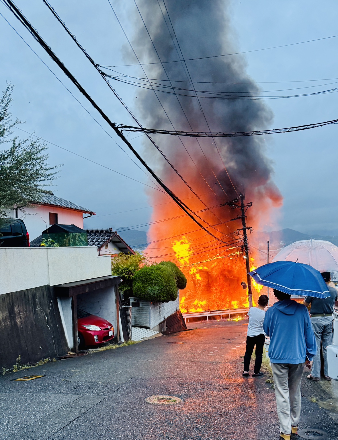 「煙と炎が見える」木造住宅1棟焼く火事　焼け跡から性別不明の1人の遺体　70代息子と連絡取れず　女性1人けが　福岡・北九州市