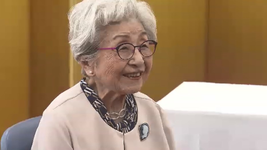 「とても100歳には見えない」市長も驚く若々しさ　福岡市の女性に長寿のお祝い　秘けつは「規則正しい生活」習字や詩吟も続ける