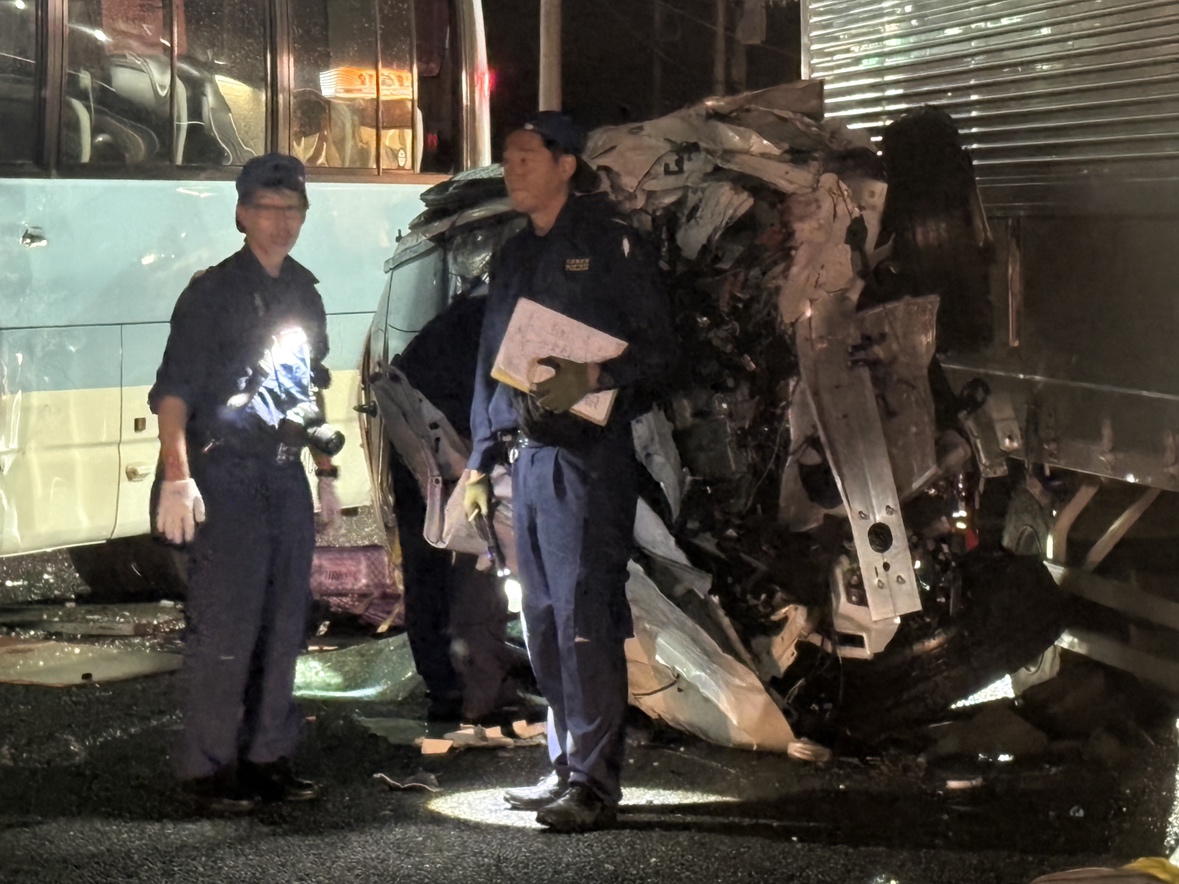 マイクロバスやトラックなど車4台絡む事故　普通乗用車2台が正面衝突　1台が横転し反対車線走るマイクロバスやトラックの前に・・・60代男性が死亡　福岡・粕屋町 