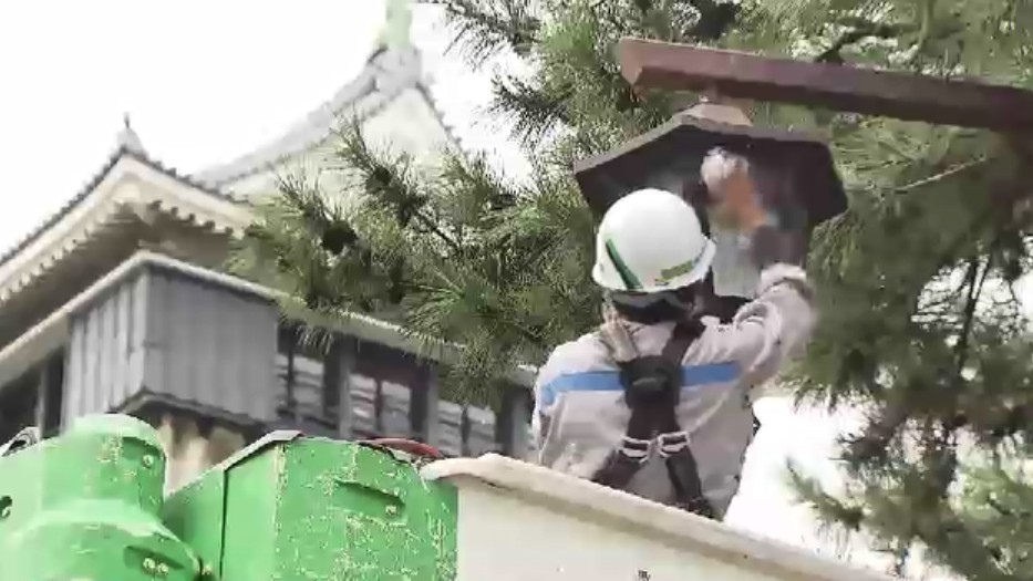 クラフティアが小倉城周辺を清掃し社会貢献 電気工事用の高所作業車も 約120人が参加 福岡・北九州市