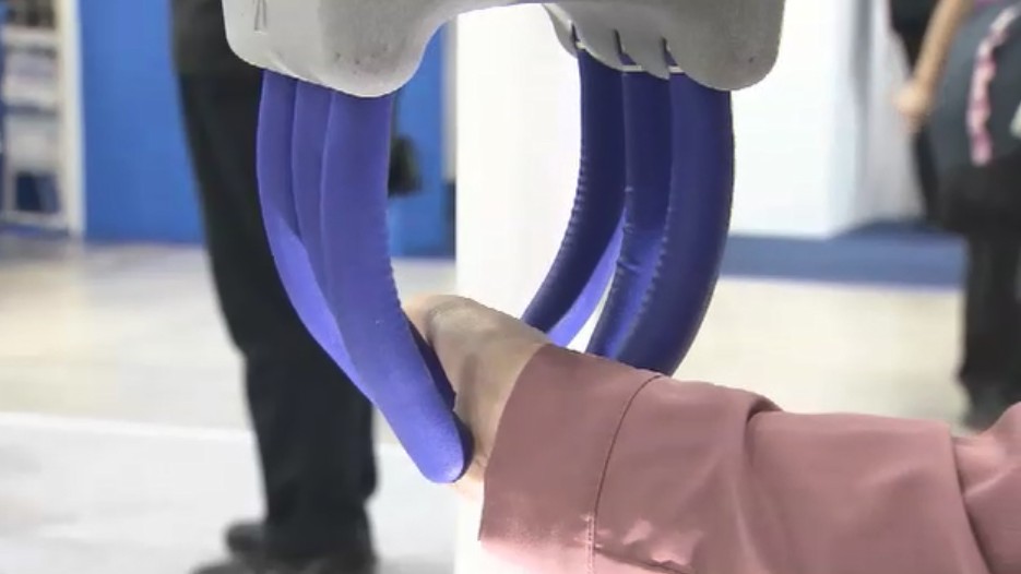 まるで筋肉のような動き…重さ12キロつかむロボハンド　最新技術が集う「モノづくりフェア」開幕　約600社出展　福岡