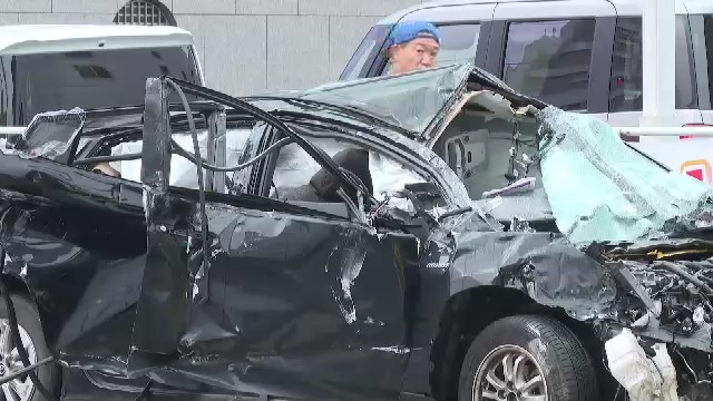 乗用車が赤信号を無視か　交差点でトラックと衝突　動物病院のフェンスに突っ込む　5人搬送され1人は意識不明　福岡・久留米市