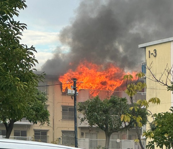【速報】5階建ての共同住宅で火事　黒煙が上がる　消防が出動し消火活動中　福岡市東区