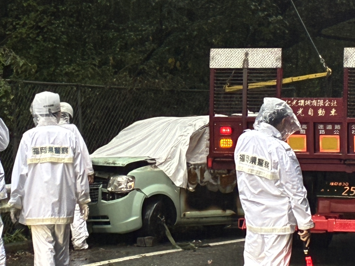 車の前方部が大破　目撃男性「ガードレールに衝突して炎上している」車内から1人の性別不明の遺体発見　火災発生時は雨・・・警察が身元の特定急ぐ　福岡・糸島市