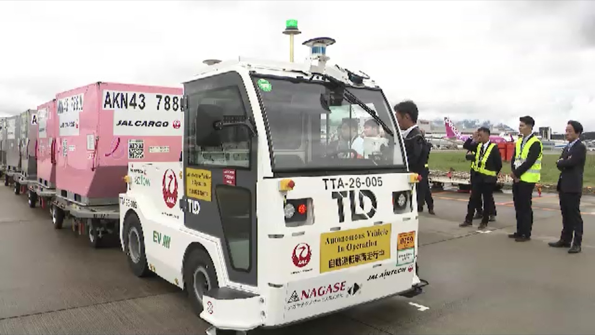 福岡空港で搬送車両の自動運転始まる　約1.7キロ区間を約10分で搬送　航空業界の人材不足解消へ