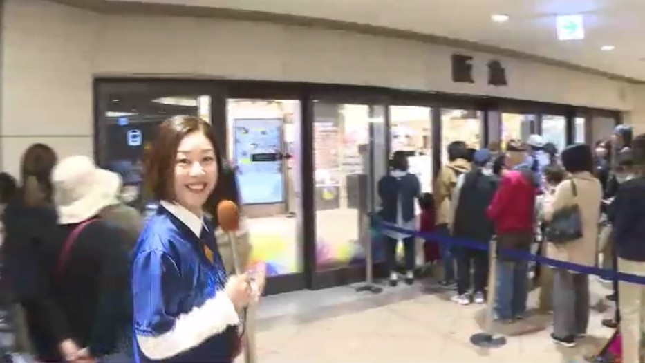 開店5分で完売「和牛詰め合わせ」に歓声 ホークス2年連続日本一に「おめでとう」ピザ半額や定期預金の金利アップも 福岡