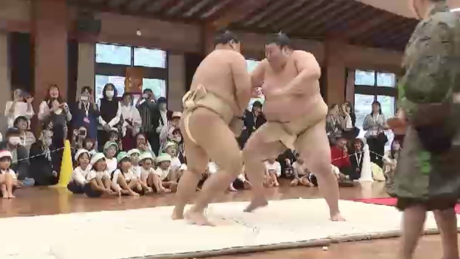 園児と力士の「お相撲大会」 九州場所前に伊勢ケ浜部屋“大宰府場所”で開催 園児たちも力士の大きな体に果敢にぶつかる 福岡・太宰府市