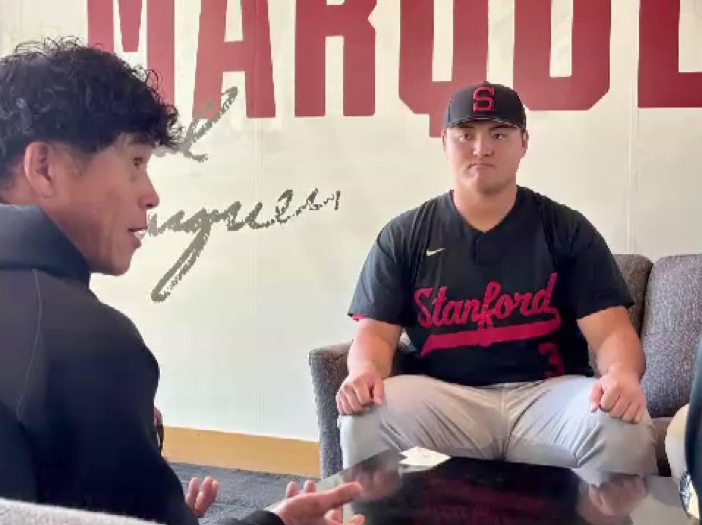 ソフトバンクホークスがドラフト1位・佐々木麟太郎選手に指名あいさつ 城島CBOが渡米 入団交渉は来夏以降の見通し