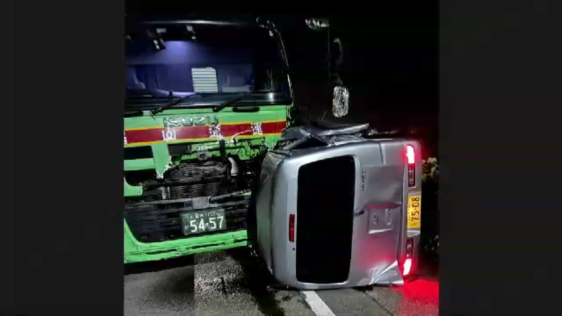 有明沿岸道路で軽ワゴン車と大型トラックが正面衝突 軽ワゴン車を運転していた男性(25)が死亡 福岡・大牟田市